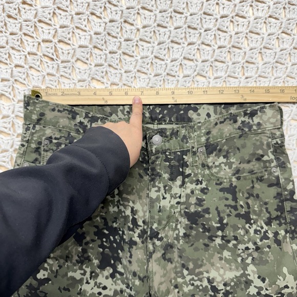 Levis 469 Loose Shorts Jeans Mens W30 L12 Olive Green Camo Camouflage 100%Cotton - Picture 4 of 12